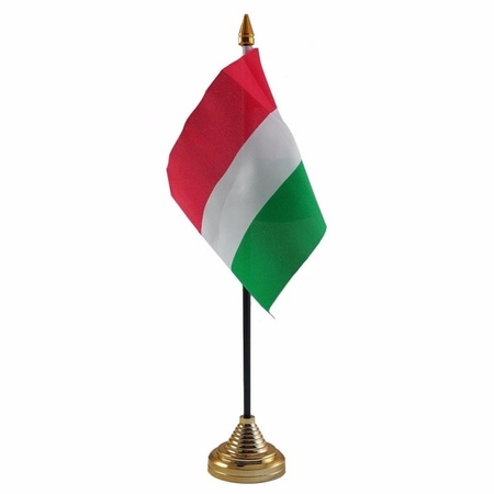 2x stuks Hongarije tafelvlaggetje 10 x 15 cm met standaard