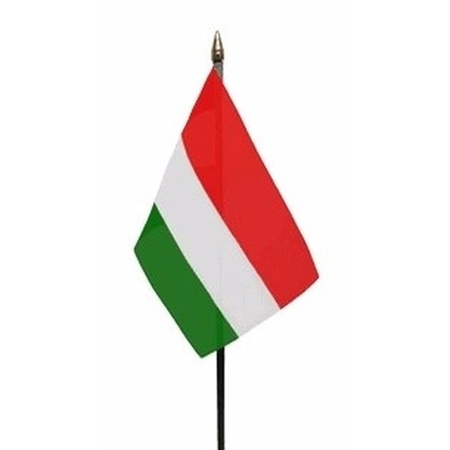 4x stuks Hongarije tafelvlaggetje 10 x 15 cm met standaard