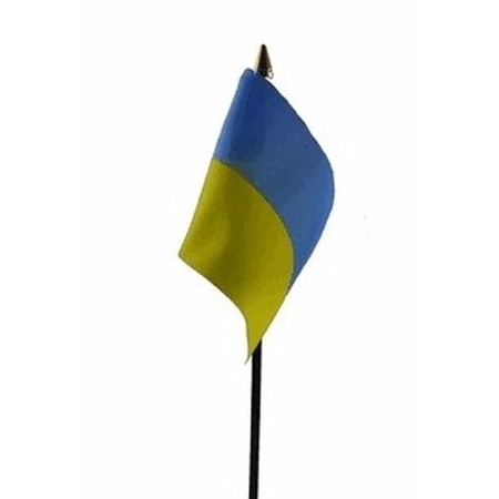 2x stuks Oekraine tafelvlaggetjes 10 x 15 cm met standaard