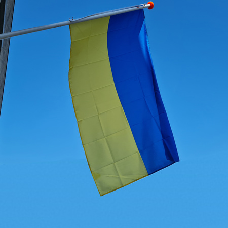 Landen vlag Oekraine - 90 x 150 cm - met compacte draagbare telescoop vlaggenstok - supporters