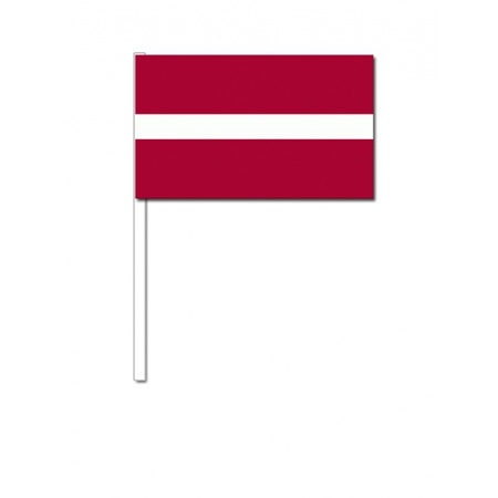 Papieren zwaaivlaggetjes Letland 12 x 24 cm